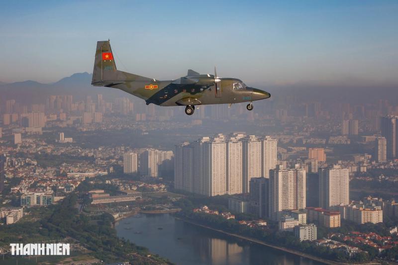 Xem 'ngựa thồ' C-295 khoác áo mới, bay biên đội 4 chiếc trên bầu trời Hà Nội- Ảnh 24.