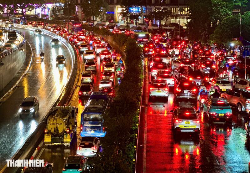 Kẹt xe sau mưa lớn ở TP.HCM trước kỳ nghỉ lễ 2.9- Ảnh 2.