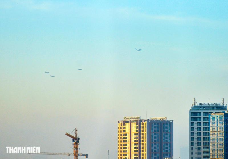 Xem 'ngựa thồ' C-295 khoác áo mới, bay biên đội 4 chiếc trên bầu trời Hà Nội- Ảnh 16.