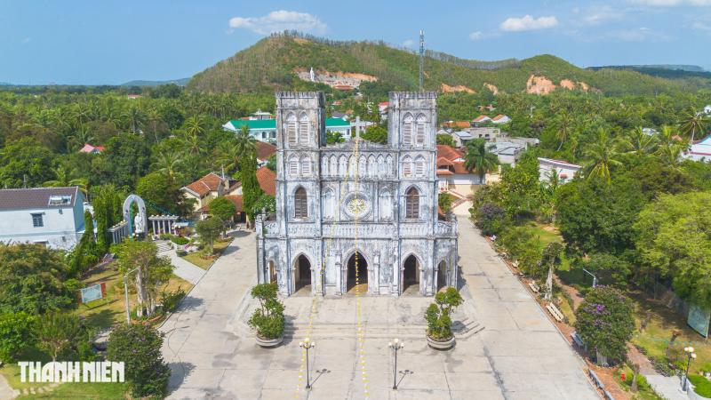 Nhà thờ Mằng Lăng hơn 120 năm tuổi: Nơi lưu giữ sách chữ quốc ngữ đầu tiên - Ảnh 1.