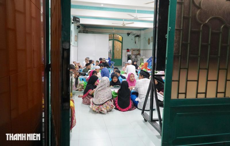 Bên trong thánh đường Hồi giáo Jamiul Anwar với lớp học tiếng Chăm truyền thống - Ảnh 4.