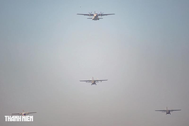 Xem 'ngựa thồ' C-295 khoác áo mới, bay biên đội 4 chiếc trên bầu trời Hà Nội- Ảnh 19.