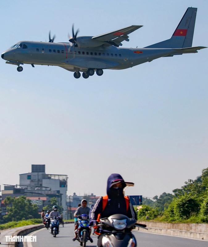 Xem 'ngựa thồ' C-295 khoác áo mới, bay biên đội 4 chiếc trên bầu trời Hà Nội- Ảnh 33.