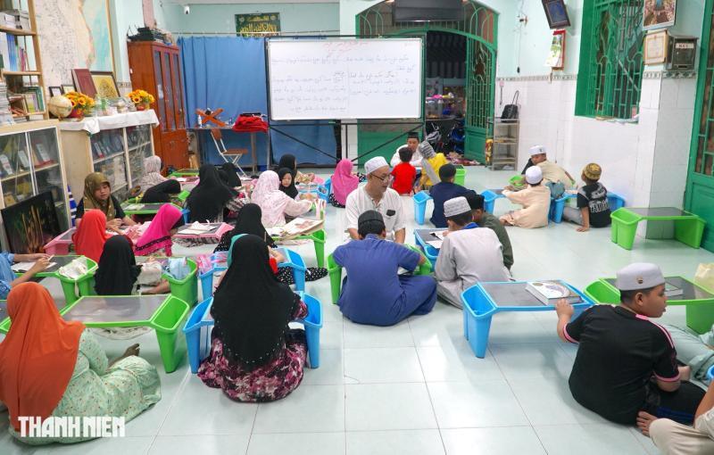 Bên trong thánh đường Hồi giáo Jamiul Anwar với lớp học tiếng Chăm truyền thống - Ảnh 1.