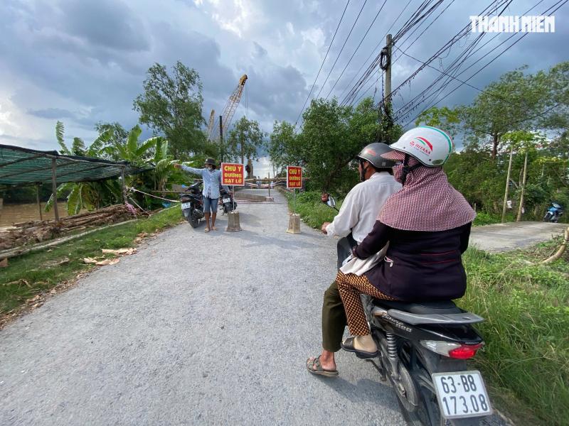 Hiện trường vụ sạt lở nghiêm trọng ngay trước cổng trường học ở Đồng Tháp- Ảnh 10. Hiện trường vụ sạt lở nghiêm trọng ngay trước cổng trường học ở Đồng Tháp- Ảnh 10.