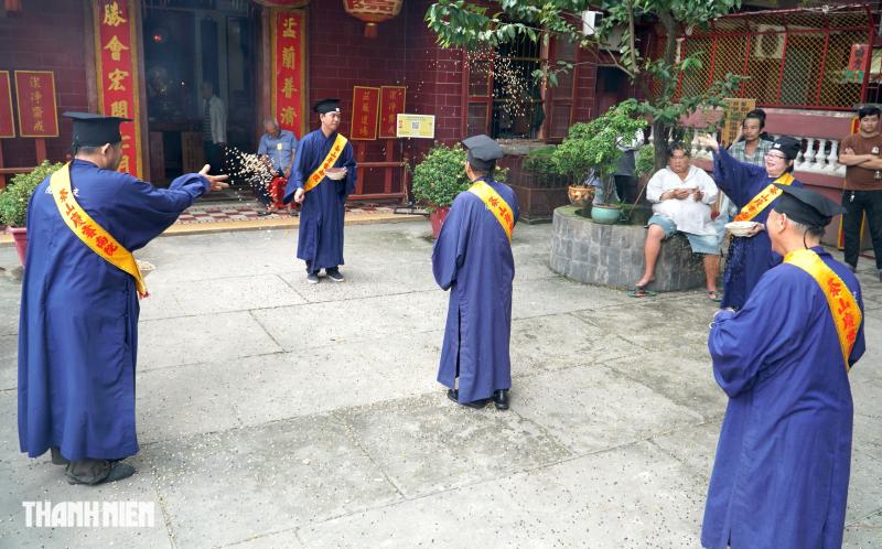 Hàng trăm người tham dự lễ xá tội vong nhân tại chùa Khánh Vân Nam Viện - Ảnh 5.