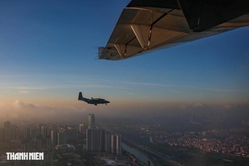 Xem 'ngựa thồ' C-295 khoác áo mới, bay biên đội 4 chiếc trên bầu trời Hà Nội- Ảnh 22.