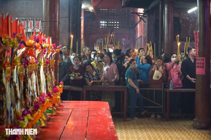 Hàng trăm người tham dự lễ xá tội vong nhân tại chùa Khánh Vân Nam Viện - Ảnh 10.