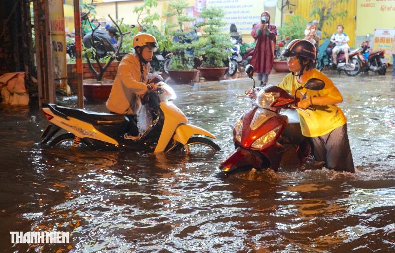 TP . HCM ngập nước hơn 1 m suốt 2 tiếng , ô tô chết máy la liệt - Ảnh 3. TP . HCM ngập nước hơn 1 m suốt 2 tiếng , ô tô chết máy la liệt - Ảnh 3.