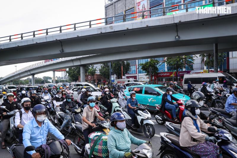 Xe kẹt cứng đường Bạch Đằng cửa ngõ sân bay Tân Sơn Nhất mỗi ngày - Ảnh 13.