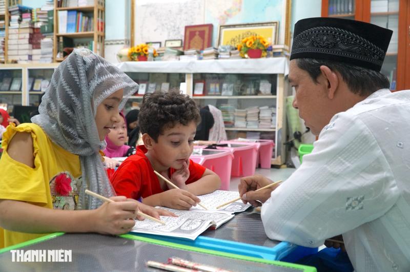 Bên trong thánh đường Hồi giáo Jamiul Anwar với lớp học tiếng Chăm truyền thống - Ảnh 8.