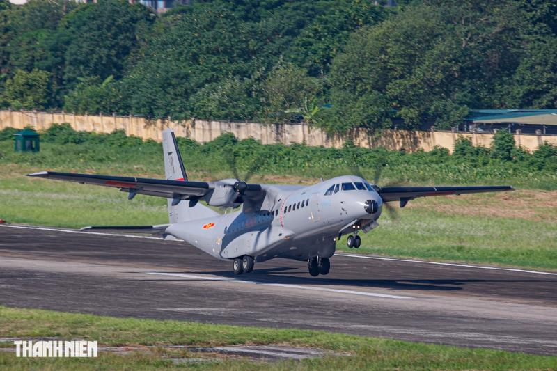 Xem 'ngựa thồ' C-295 khoác áo mới, bay biên đội 4 chiếc trên bầu trời Hà Nội- Ảnh 9.