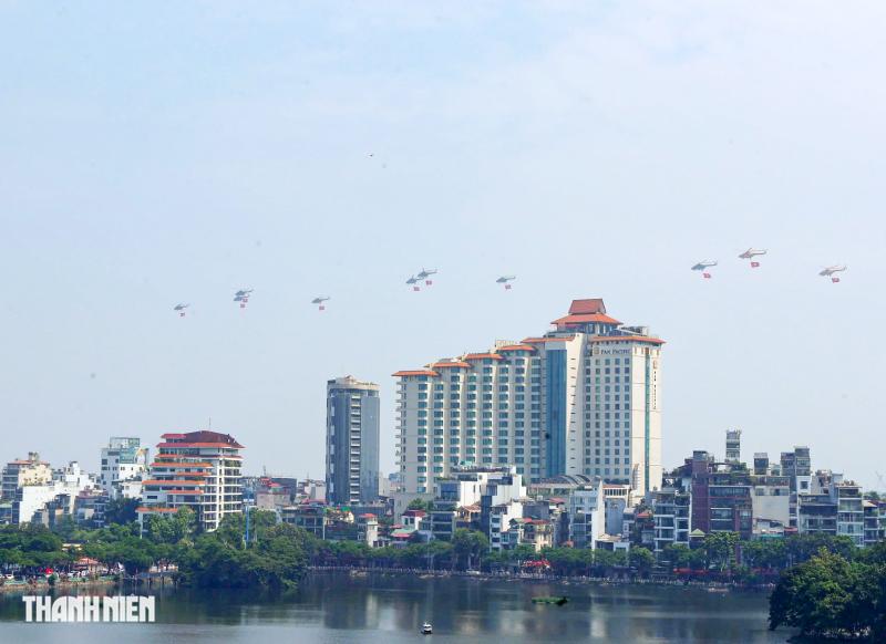 Người dân xúc động tận mắt thấy trực thăng kéo Quốc kỳ trên bầu trời Hà Nội - Ảnh 13.