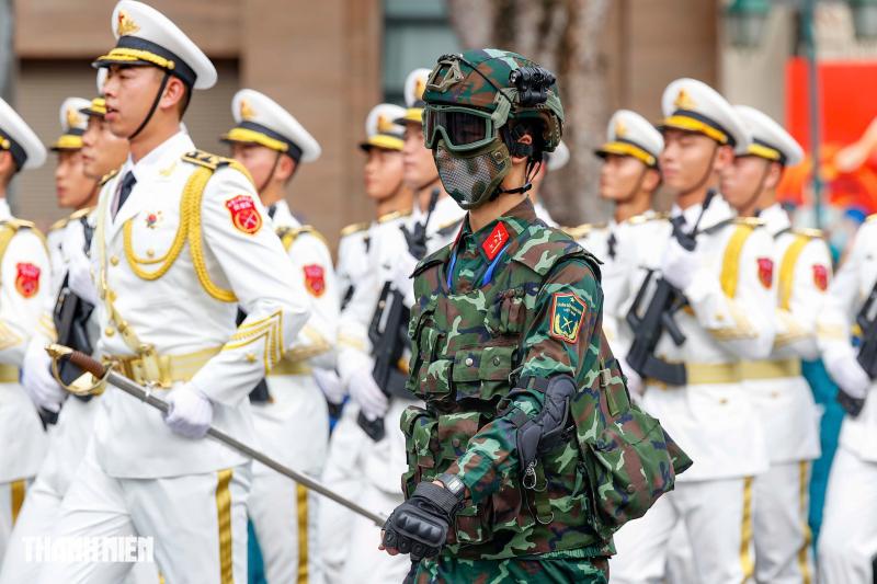 Lực lượng bịt mặt, 'như hình với bóng' bảo vệ khối quân đội nước ngoài tại A80 - Ảnh 11.