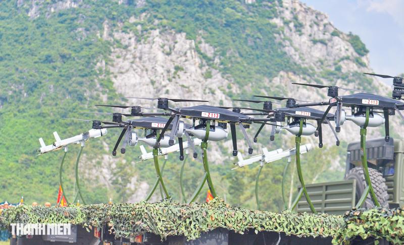 Ngắm xe tăng hiện đại nhất thế giới, UAV cảm tử tại tổng hợp luyện diễu binh- Ảnh 18. Ngắm xe tăng hiện đại nhất thế giới, UAV cảm tử tại tổng hợp luyện diễu binh- Ảnh 18.