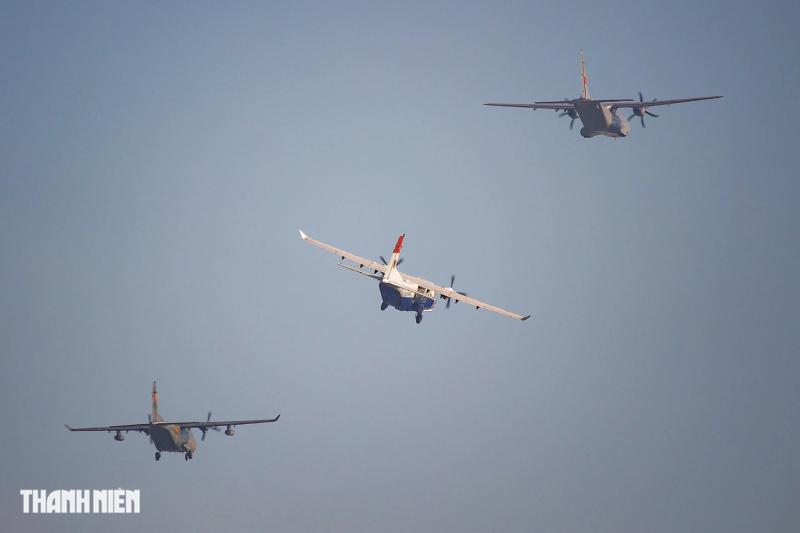 Xem 'ngựa thồ' C-295 khoác áo mới, bay biên đội 4 chiếc trên bầu trời Hà Nội- Ảnh 20.