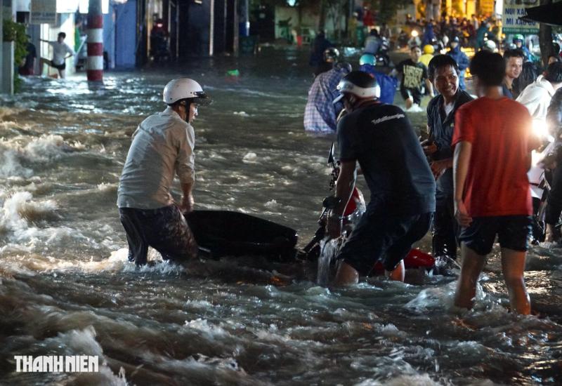 TP . HCM mưa lớn gây ngập nặng: Phường Linh Đông nước chảy như thác , xe máy trôi la liệt - Ảnh 9.