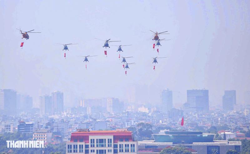 Người dân xúc động tận mắt thấy trực thăng kéo Quốc kỳ trên bầu trời Hà Nội - Ảnh 3.