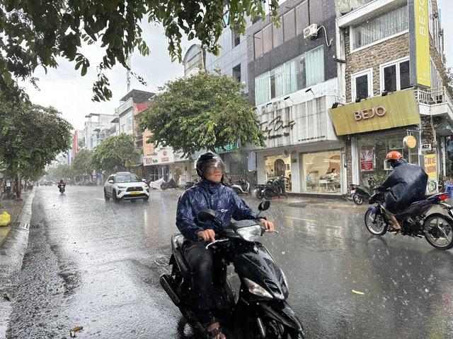 Ảnh hưởng bão số 5, TP.HCM đề phòng mưa lớn và giông sét vào chiều tối- Ảnh 1.