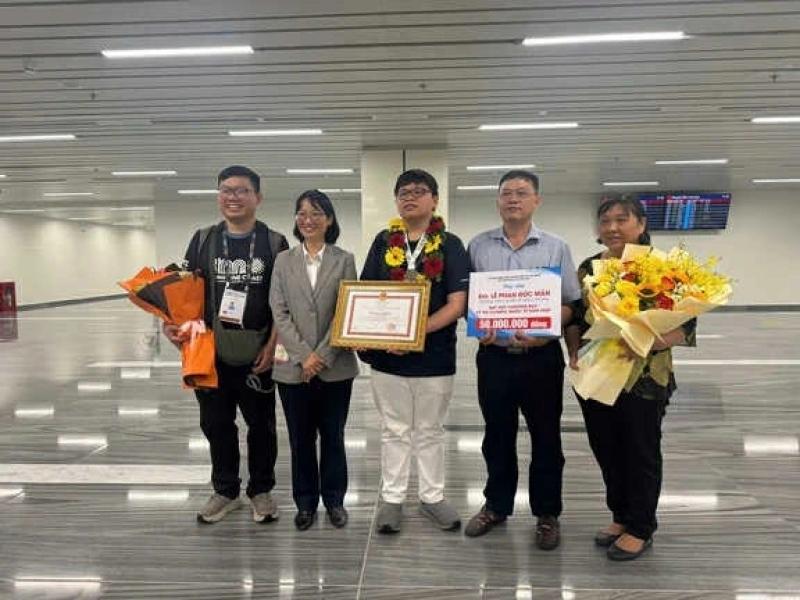 Huy chương vàng Olympic tin học và Huy chương bạc toán quốc tế chọn chung trường ĐH - Ảnh 2.