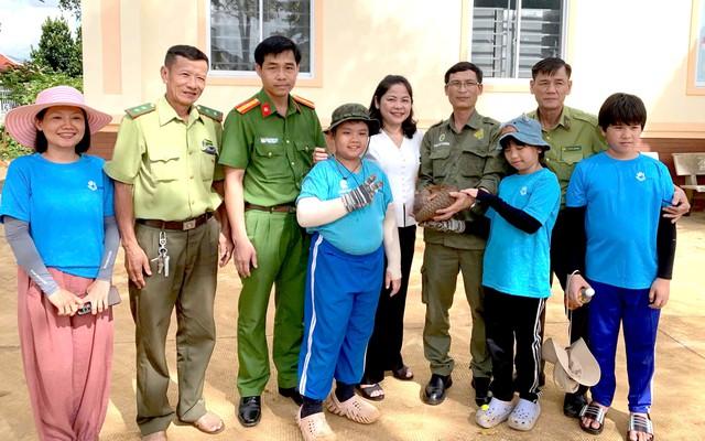 Thấy tê tê chạy ngang cửa nhà, người phụ nữ bắt lại giao nộp công an - Ảnh 2.