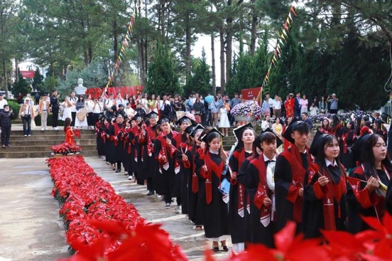 Tân khoa Trường ĐH Yersin Đà Lạt đi trên đường hoa trạng nguyên nhận bằng tốt nghiệp - Ảnh 1.