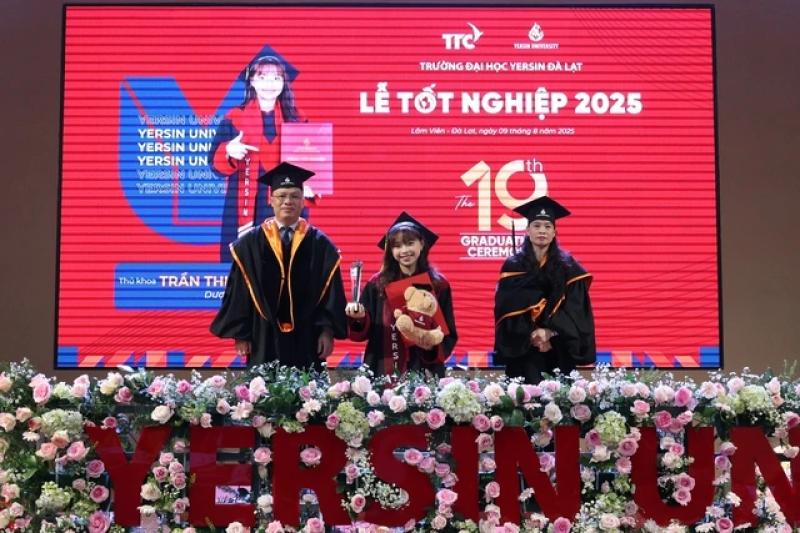 Tân khoa Trường ĐH Yersin Đà Lạt đi trên đường hoa trạng nguyên nhận bằng tốt nghiệp - Ảnh 6.