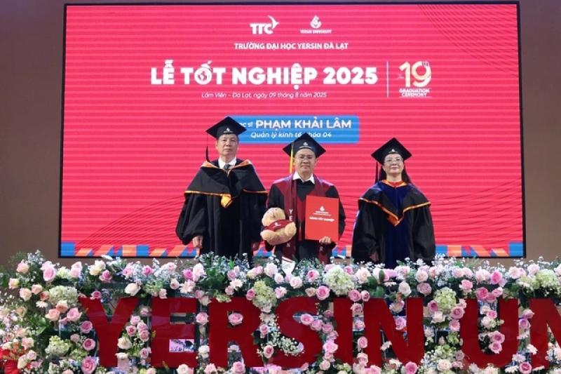 Tân khoa Trường ĐH Yersin Đà Lạt đi trên đường hoa trạng nguyên nhận bằng tốt nghiệp - Ảnh 3.