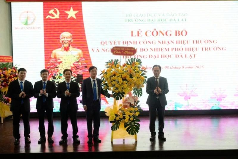 Công bố quyết định bổ nhiệm hiệu trưởng, 3 phó hiệu trưởng Trường ĐH Đà Lạt- Ảnh 4. Công bố quyết định bổ nhiệm hiệu trưởng, 3 phó hiệu trưởng Trường ĐH Đà Lạt- Ảnh 4.