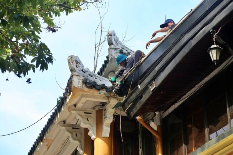 Phá dỡ một phần nhà hàng Thủy Tạ cạnh hồ Hoàn Kiếm- Ảnh 4. Phá dỡ một phần nhà hàng Thủy Tạ cạnh hồ Hoàn Kiếm- Ảnh 4.