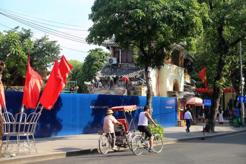Phá dỡ một phần nhà hàng Thủy Tạ cạnh hồ Hoàn Kiếm- Ảnh 1. Phá dỡ một phần nhà hàng Thủy Tạ cạnh hồ Hoàn Kiếm- Ảnh 1.