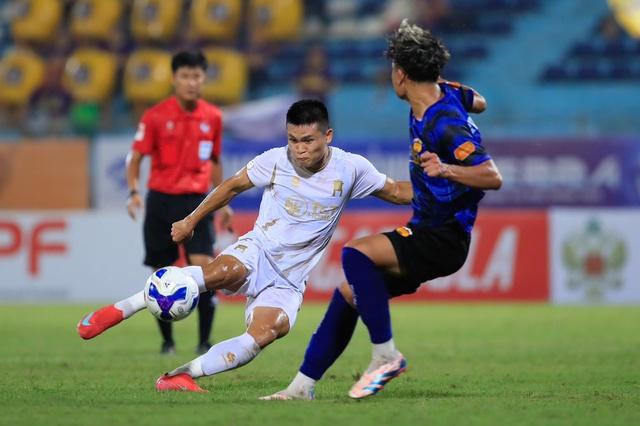 Thủ môn cao 1,9 m chơi quá hay, HAGL hòa nghẹt thở Hà Nội để thoát đáy bảng- Ảnh 1.