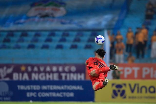 Thủ môn cao 1,9 m chơi quá hay, HAGL hòa nghẹt thở Hà Nội để thoát đáy bảng- Ảnh 2.