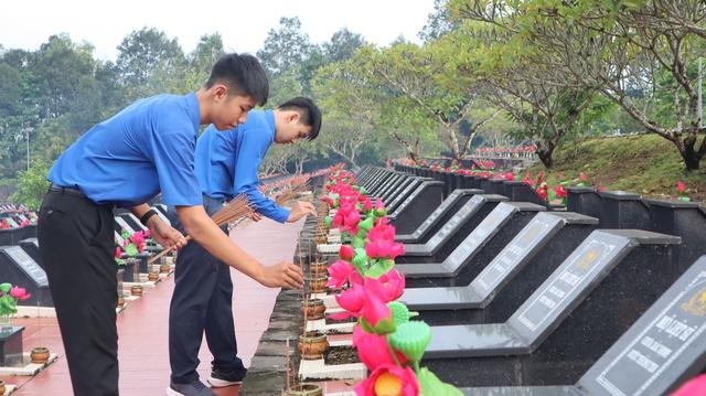 Truy điệu, an táng 30 hài cốt liệt sĩ tìm thấy ở sân bay Lộc Ninh- Ảnh 7.