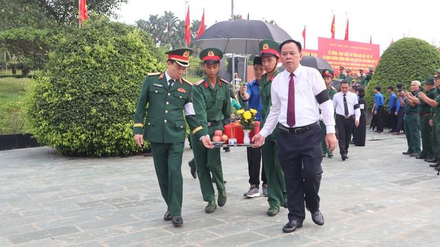 Truy điệu, an táng 30 hài cốt liệt sĩ tìm thấy ở sân bay Lộc Ninh- Ảnh 3.