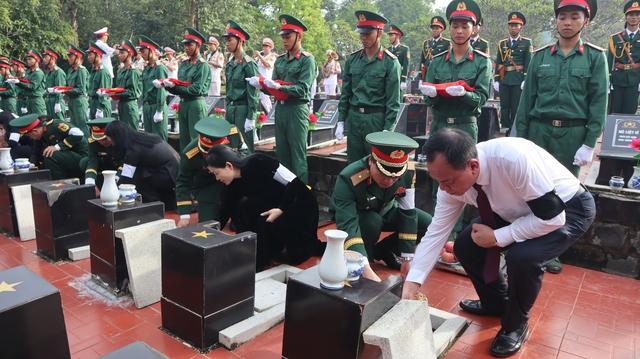 Truy điệu, an táng 30 hài cốt liệt sĩ tìm thấy ở sân bay Lộc Ninh- Ảnh 4.