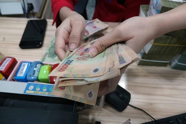 Ngân hàng 'chơi lớn' tặng thêm tiền cho khách hàng liên kết tài khoản trên VNeID- Ảnh 1.
