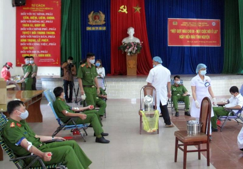 Thiếu máu cứu người, y bác sĩ Bệnh viện đa khoa Lâm Đồng liên tục hiến máu - Ảnh 1.