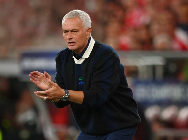 2 cựu HLV M.U Solskjaer và Mourinho đồng loạt bị sa thải, Amorim nín thở- Ảnh 1.