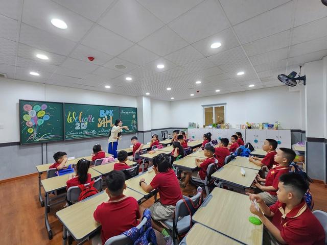 Hôm nay nhiều trường ở TP.HCM học bán trú, bắt đầu năm học mới - Ảnh 4.