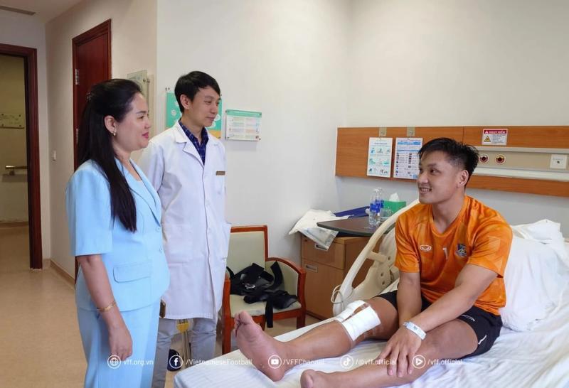 Thủ môn Hồ Văn Ý vừa phẫu thuật dây chằng chéo trước, VFF thăm hỏi động viên- Ảnh 3. Thủ môn Hồ Văn Ý vừa phẫu thuật dây chằng chéo trước, VFF thăm hỏi động viên- Ảnh 3.