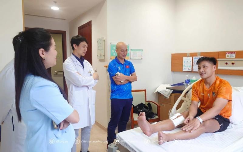 Thủ môn Hồ Văn Ý vừa phẫu thuật dây chằng chéo trước, VFF thăm hỏi động viên- Ảnh 2. Thủ môn Hồ Văn Ý vừa phẫu thuật dây chằng chéo trước, VFF thăm hỏi động viên- Ảnh 2.