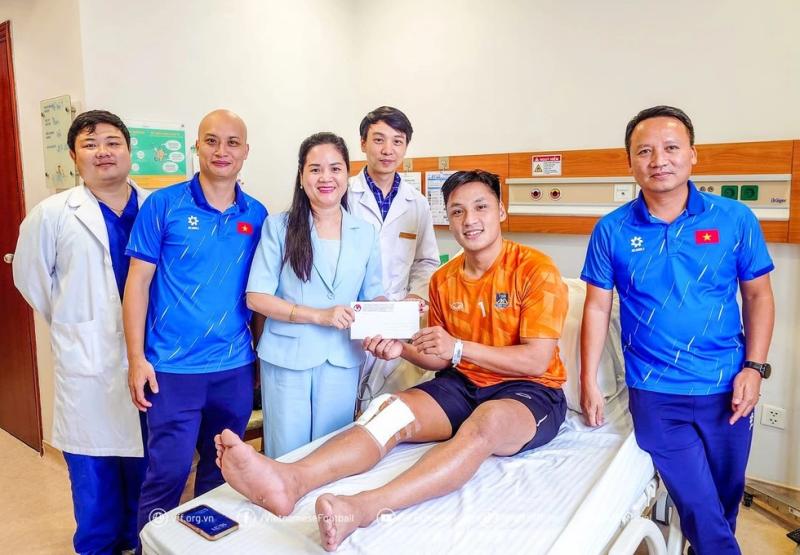 Thủ môn Hồ Văn Ý vừa phẫu thuật dây chằng chéo trước, VFF thăm hỏi động viên- Ảnh 1. Thủ môn Hồ Văn Ý vừa phẫu thuật dây chằng chéo trước, VFF thăm hỏi động viên- Ảnh 1.