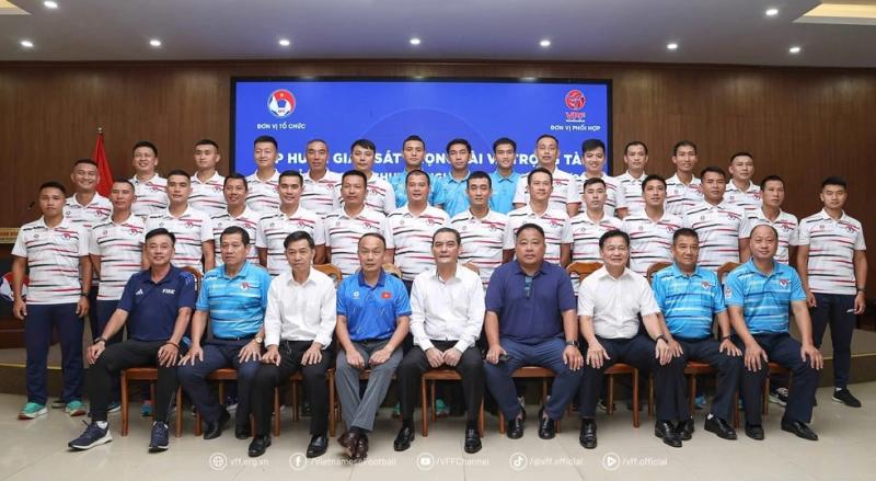 V-League vẫn đủ 14 đội, trọng tài không bị giảm trận tác nghiệp: VPF mừng nhất!- Ảnh 1. V-League vẫn đủ 14 đội, trọng tài không bị giảm trận tác nghiệp: VPF mừng nhất!- Ảnh 1.