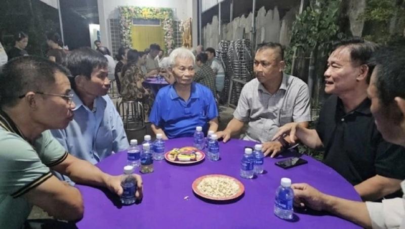 Mái đầu bạc tiễn biệt mái đầu xanh: Chuyến thăm nhà lần cuối của trọng tài Trần Đình Thịnh!- Ảnh 3. Mái đầu bạc tiễn biệt mái đầu xanh: Chuyến thăm nhà lần cuối của trọng tài Trần Đình Thịnh!- Ảnh 3.
