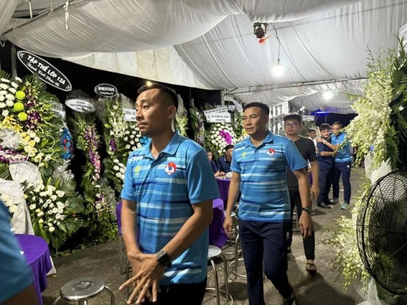 Tiễn đưa trọng tài Trần Đình Thịnh về nơi an nghỉ cuối cùng, Tổng thư ký VFF nói lời nghẹn ngào!- Ảnh 9. Tiễn đưa trọng tài Trần Đình Thịnh về nơi an nghỉ cuối cùng, Tổng thư ký VFF nói lời nghẹn ngào!- Ảnh 9.