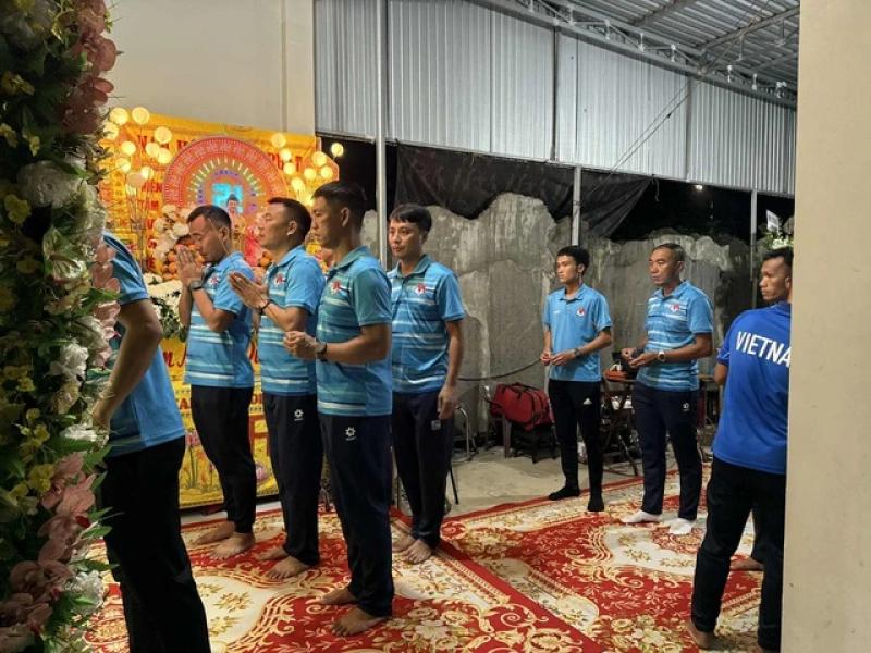 Tiễn đưa trọng tài Trần Đình Thịnh về nơi an nghỉ cuối cùng, Tổng thư ký VFF nói lời nghẹn ngào!- Ảnh 8. Tiễn đưa trọng tài Trần Đình Thịnh về nơi an nghỉ cuối cùng, Tổng thư ký VFF nói lời nghẹn ngào!- Ảnh 8.