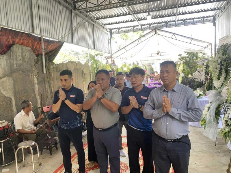 Tiễn đưa trọng tài Trần Đình Thịnh về nơi an nghỉ cuối cùng, Tổng thư ký VFF nói lời nghẹn ngào!- Ảnh 4. Tiễn đưa trọng tài Trần Đình Thịnh về nơi an nghỉ cuối cùng, Tổng thư ký VFF nói lời nghẹn ngào!- Ảnh 4.