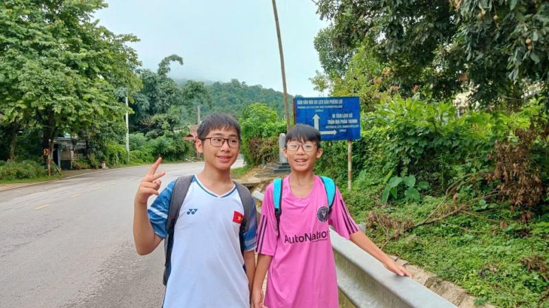 Anh em song sinh 13 tuổi đi bộ 7 ngày từ Điện Biên đến Hà Nội xem diễu binh- Ảnh 1.