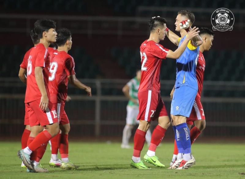 Tiến Linh ghi bàn thắng đầu tiên cho CLB Công an TP.HCM, HLV Lê Huỳnh Đức rất vui- Ảnh 4. Tiến Linh ghi bàn thắng đầu tiên cho CLB Công an TP.HCM, HLV Lê Huỳnh Đức rất vui- Ảnh 4.